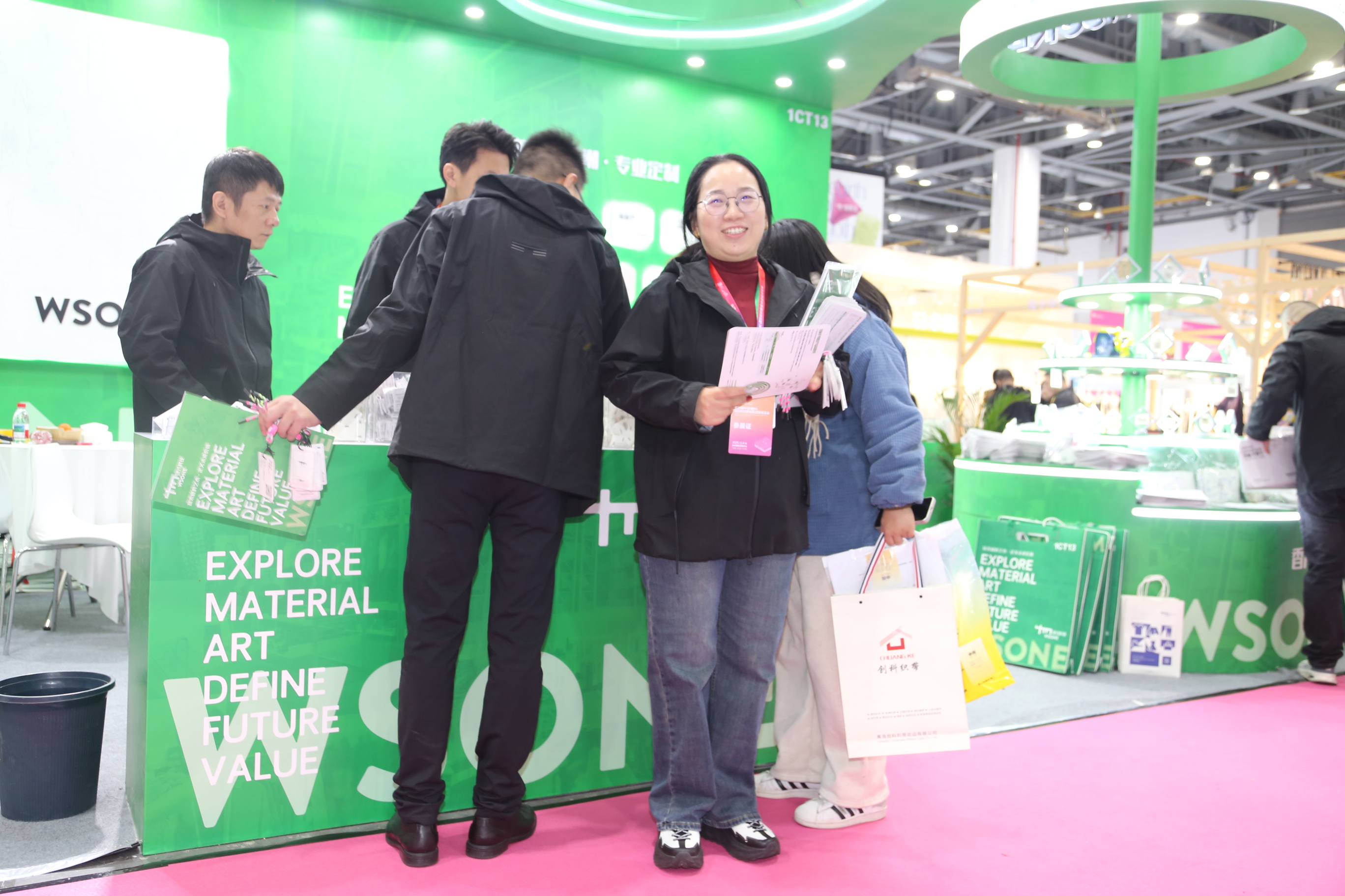 首日盛況，僅是華章序曲。超35000+專業(yè)觀眾的信任與選擇，為本屆博覽會(huì)寫(xiě)下了輝煌的開(kāi)篇。2025第35屆中國(guó)（杭州）國(guó)際紡織服裝供應(yīng)鏈博覽會(huì)將繼續(xù)以開(kāi)放的姿態(tài)、專業(yè)的服務(wù)，與全球紡織服裝同仁一道，于變局中開(kāi)新局，于合作中贏未來(lái)。12月5-6日，更多精彩持續(xù)上演！我們期待在杭州國(guó)際博覽中心，與您繼續(xù)相約，共譜行業(yè)發(fā)展新篇章！