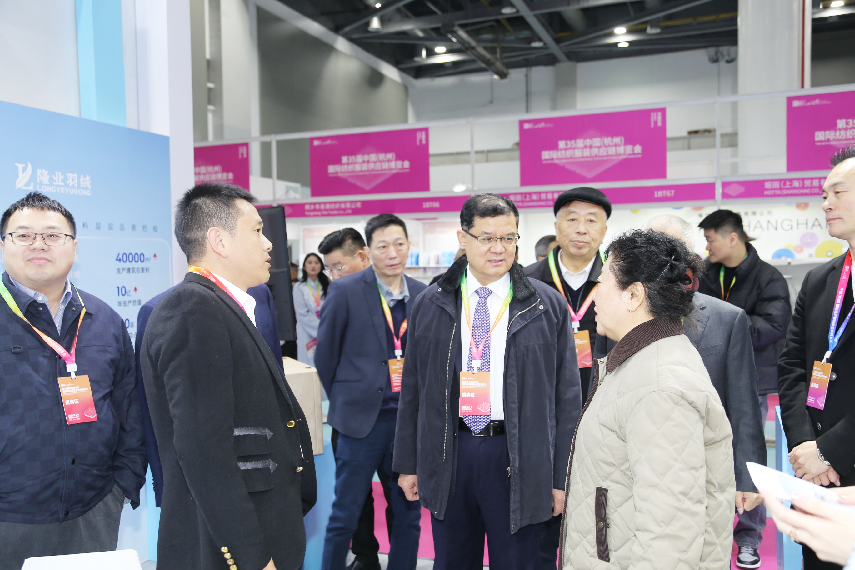 首日盛況，僅是華章序曲。超35000+專業(yè)觀眾的信任與選擇，為本屆博覽會(huì)寫(xiě)下了輝煌的開(kāi)篇。2025第35屆中國(guó)（杭州）國(guó)際紡織服裝供應(yīng)鏈博覽會(huì)將繼續(xù)以開(kāi)放的姿態(tài)、專業(yè)的服務(wù)，與全球紡織服裝同仁一道，于變局中開(kāi)新局，于合作中贏未來(lái)。12月5-6日，更多精彩持續(xù)上演！我們期待在杭州國(guó)際博覽中心，與您繼續(xù)相約，共譜行業(yè)發(fā)展新篇章！