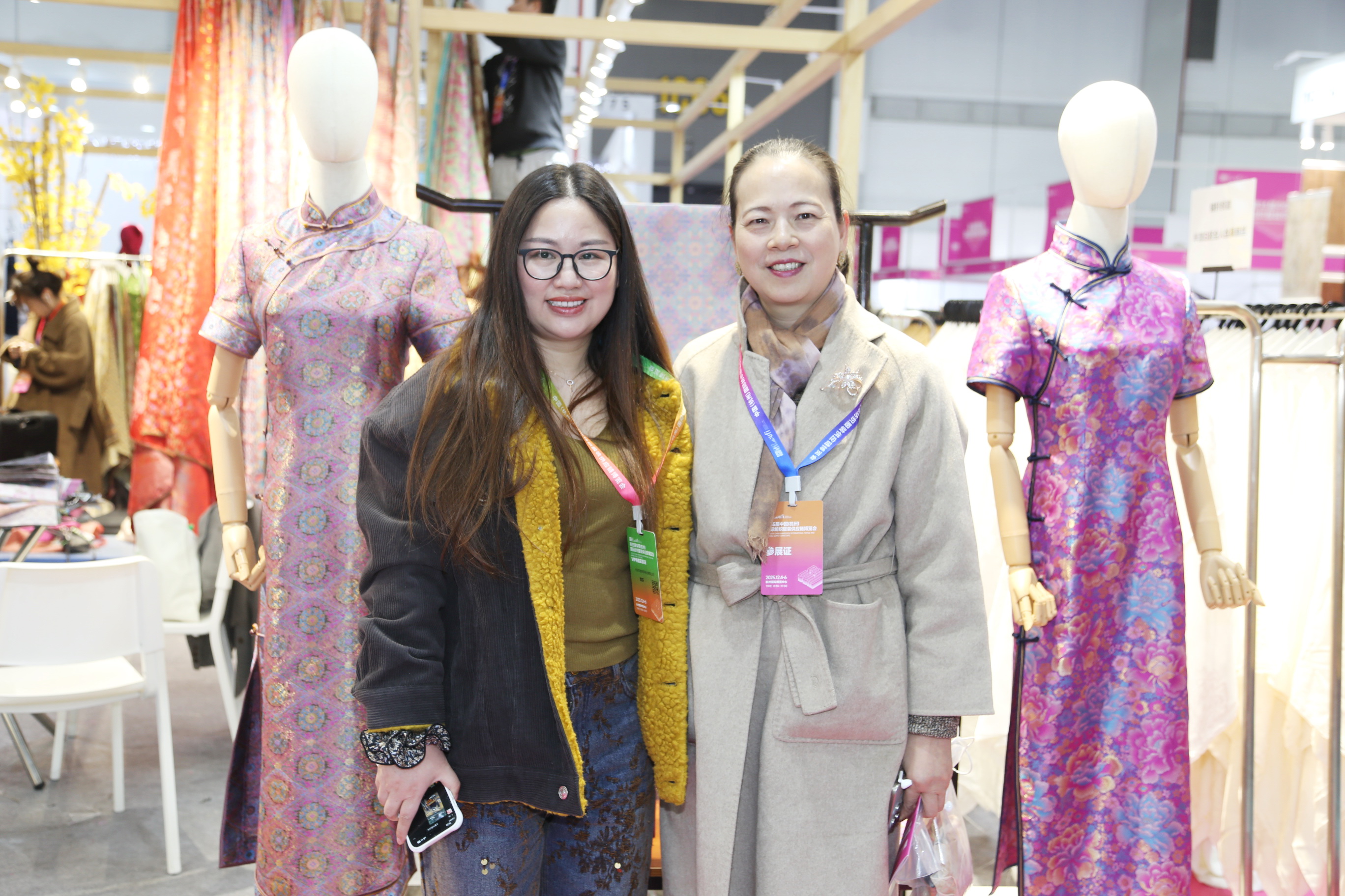 首日盛況，僅是華章序曲。超35000+專業(yè)觀眾的信任與選擇，為本屆博覽會(huì)寫(xiě)下了輝煌的開(kāi)篇。2025第35屆中國(guó)（杭州）國(guó)際紡織服裝供應(yīng)鏈博覽會(huì)將繼續(xù)以開(kāi)放的姿態(tài)、專業(yè)的服務(wù)，與全球紡織服裝同仁一道，于變局中開(kāi)新局，于合作中贏未來(lái)。12月5-6日，更多精彩持續(xù)上演！我們期待在杭州國(guó)際博覽中心，與您繼續(xù)相約，共譜行業(yè)發(fā)展新篇章！