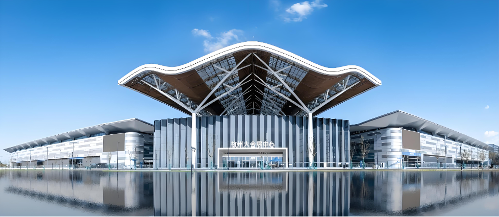 錢塘潮涌，時尚新生。2026杭州國際紡織服裝服飾博覽會，于&ldquo;中國女裝之都&rdquo;與&ldquo;全球電商之都&rdquo;的雙重賦能下，盛大啟幕。    這里，是時尚美學的產業(yè)沃土。杭州坐擁1,200余個自主品牌與2,300多家女裝企業(yè)，在全國一類商場的品牌占有率高達60%。  以江南布衣、伊芙麗等為代表的領軍品牌，構筑起從設計到制造的全品類矩陣。    這里，是數(shù)字貿易的活力引擎。作為數(shù)字經(jīng)濟高地，杭州匯聚超10萬家服裝相關企業(yè)。  500多家跨境電商企業(yè)年交易額達1,740億元，78%的直播電商滲透率更讓這里成為流量與變現(xiàn)的中心。  聯(lián)動全省打造的 &ldquo;一小時&rdquo;供應鏈生態(tài)圈，依托智能工廠可實現(xiàn) &ldquo;24小時極速返單&rdquo; 。  海量外貿企業(yè)借力 &ldquo;一帶一路&rdquo; ，推動出口年均增長8%，形成從研發(fā)到出海的全鏈條閉環(huán)。    本屆博覽會以 &ldquo;時尚賦能 &bull; 數(shù)智共生&rdquo; 為核心理念，匯聚全球產業(yè)優(yōu)質資源。這不僅是杭州女裝美學與電商生態(tài)的集中展示，  更是浙江智造實力與外貿活力的全景窗口。    誠邀全球業(yè)界同仁共赴10月金秋之約，于錢塘江畔，共織產業(yè)新圖景，共享時代新機遇！  核心亮點：    一站式采購平臺： 覆蓋紗線、面料輔料、針織毛衫、服裝服飾全產業(yè)鏈。    數(shù)字化賦能： 展示智能設計、柔性制造、跨境電商、直播電商等全鏈條解決方案。    趨勢引領： 發(fā)布2027春夏色彩、面料及成衣趨勢，設立&ldquo;可持續(xù)時尚&rdquo;專題展區(qū)。    精準對接： 依托杭州服裝品牌優(yōu)勢，電商與網(wǎng)紅經(jīng)濟優(yōu)勢，組織品牌商、制造商、電商平臺、網(wǎng)紅主播等多方精準匹配。